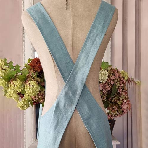 Dos tablier japonais Kitac en lin bleu clair sur mannequin