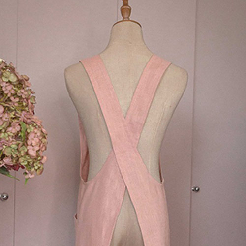 Tablier japonais Kitac en lin rose sur mannequin