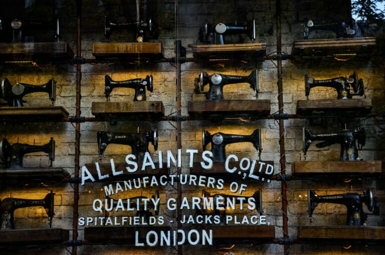 Vitrine de machines à coudre anciennes