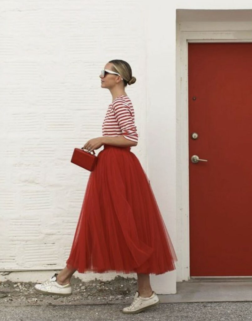 Blair Eadie, blogueuse mode portant marinière et jupe de tulle rouge