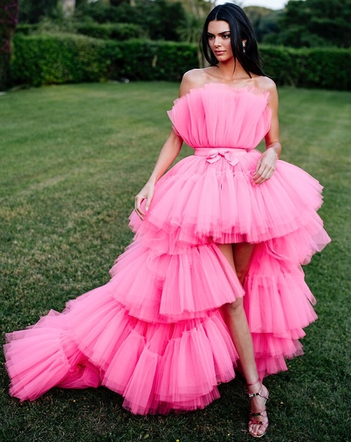 Kendall Jenner en longue robe shoking tulle rose pale Giambattista Valli pour H&M