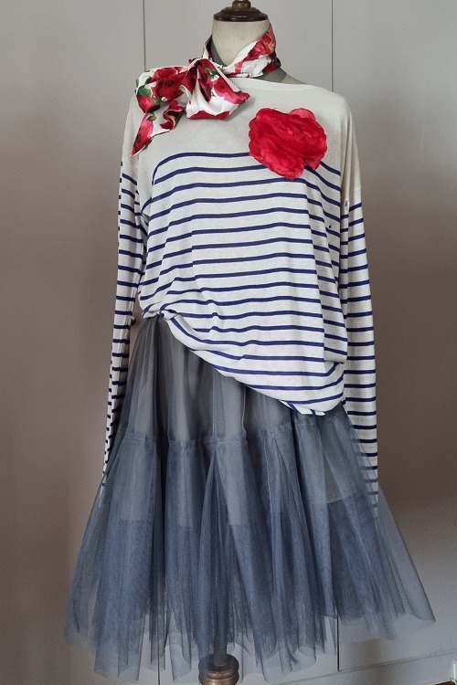 jupon en tulle gris avec marinière et fleur rouge