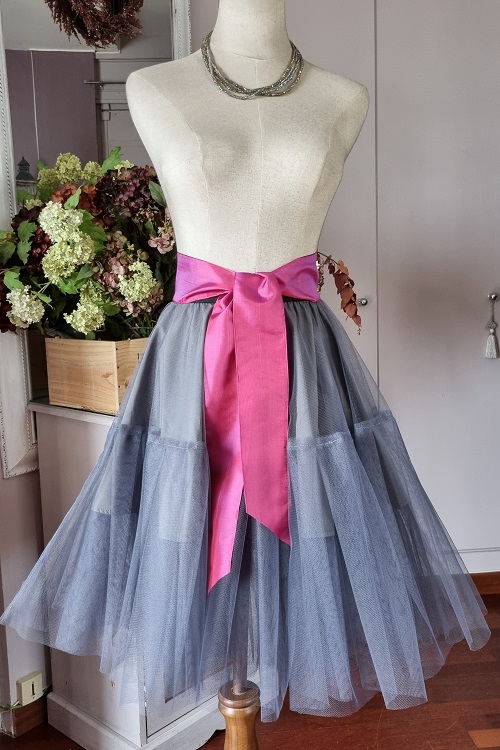 jupon en tulle gris avec large ruban rose