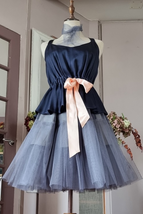 jupon en tulle gris avec top en satin bleu nuit et ruban rose pâle