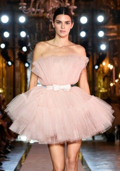 Kendall Jenner en robe tulle rose pale Giambattista Valli pour H&M