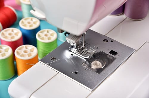 canette e machine à coudre et fils de couleurs