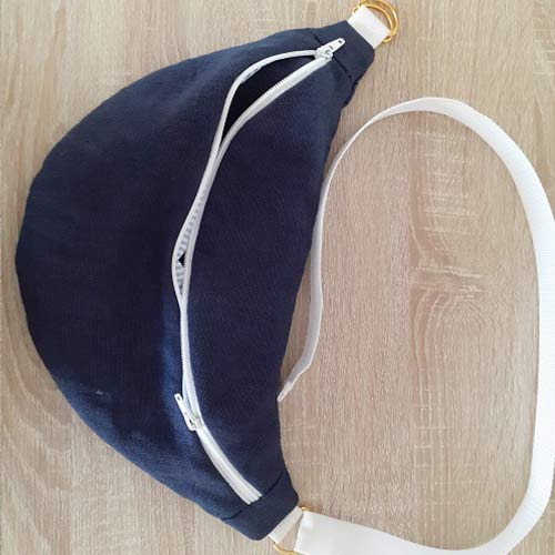 sac-banane-moonshine-dressyourbody-kitac-boucle-metal-ferme Sac banane Moonshine bleu zip blanc et étriers métal