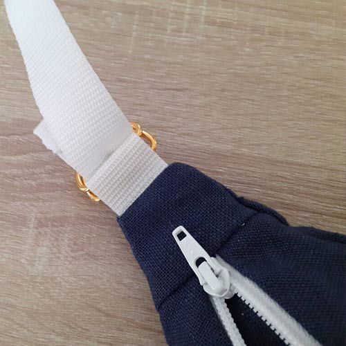sac-banane-moonshine-dressyourbody-kitac-detail Gros plan étrier métal sac banane Moonshine bleu