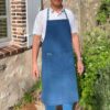 Homme portant un tablier barista bleu Kitac