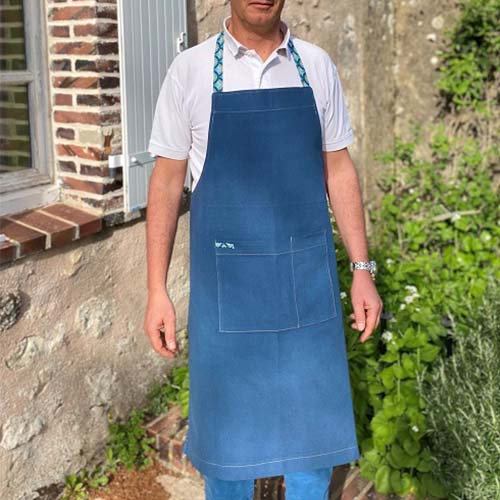Homme portant un tablier barista bleu Kitac