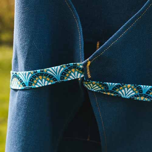 Détail ceinture tablier barista bleu