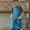 tablier-barista-enfant-kitac Diy tablier enfant. Garçon vêtu d'un tablier bleu Kitac taille enfant