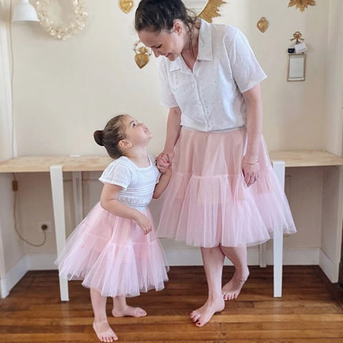 jupe-jupon-tulle-rose-mere-fille-studiokitac Femme et enfant portant les jupes jupon en tulle rose Studio Kitac