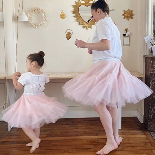 jupe-jupon-tulle-rose-mere-fille-kitac Femme et enfant portant les jupes jupon en tulle rose Studio Kitac