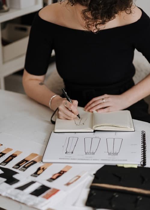 Styliste réalisant un croquis de vêtement