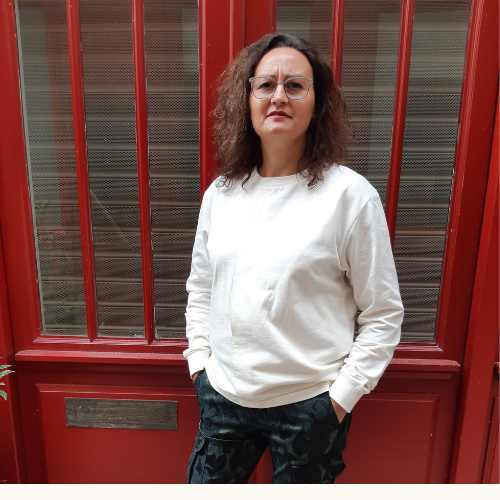 kitac-sweatshirt-graphic-volblanc-adulte-ivoire-moliere Elisabeth créatrice Lamericana portant le sweatshirt ivoire de vol blanc