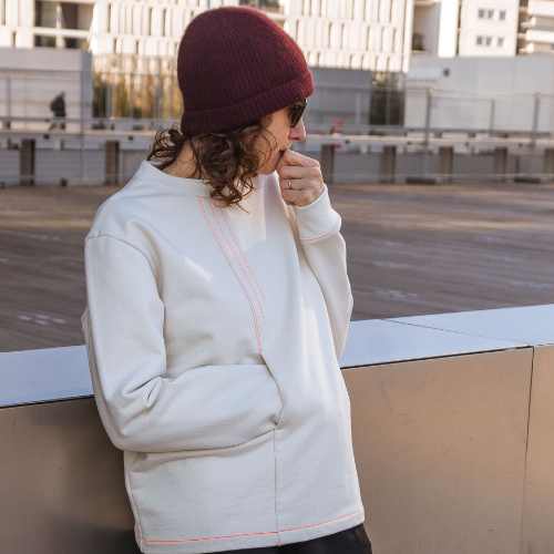 kitac-sweatshirt-graphic-volblanc-adulte-ivoire-penseuse Sophie pensive créatrice de Vol Blanc portant le sweat graphic ivoire