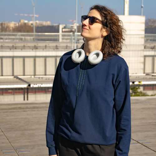 kitac-sweatshirt-graphic-volblanc-adulte-marine-bfm Sophie créatrice vol blanc portant un sweatshirt graphic marine le casque autour du cou