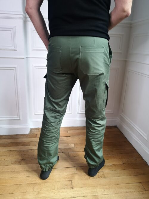 L - Cargo kaki detail poche dos DIY pantalon cargo Lamericana pattern vue de dos coloris kaki