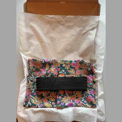 kitac-box-jupe-kate-les-creatives-dinan Box de la Jupe courte Kate, Les créatives Dinan dans un imprimé fleuri et une ceinture fantaisie élastiquée,kitac,made in france,box couture,box cadeau,box prêt-à-coudre,box pret a coudre,apprendre à coudre,couture debutant,machine a coudre,savoir coudre,box mode,box vetement,jupe à coudre,jupe a coudre,jupe diy,diy jupe,coudre,couture,viscose