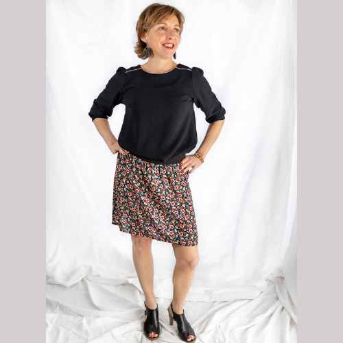 kitac-jupe-kate-blandine-les-creatives-dinan Jupe courte Kate, Les créatives Dinan dans un imprimé fleuri et une ceinture fantaisie élastiquée. Blandine de plein pieds,kitac,made in france,box couture,box cadeau,box prêt-à-coudre,box pret a coudre,apprendre à coudre,couture debutant,machine a coudre,savoir coudre,box mode,box vetement,jupe à coudre,jupe a coudre,jupe diy,diy jupe,coudre,couture,viscose