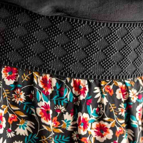 kitac-jupe-kate-détail-elastique-les-creatives-dinan Détail de la ceinture de la jupe Kate, Les créatives Dinan,kitac,made in france,box couture,box cadeau,box prêt-à-coudre,box pret a coudre,apprendre à coudre,couture debutant,machine a coudre,savoir coudre,box mode,box vetement,jupe à coudre,jupe a coudre,jupe diy,diy jupe,coudre,couture,viscose