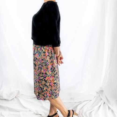 kitac-jupe-kate-profil-les-creatives-dinan Jupe midi Kate, Les créatives Dinan dans un imprimé fleuri et une ceinture fantaisie élastiquée. Blandine de plein pieds,kitac,made in france,box couture,box cadeau,box prêt-à-coudre,box pret a coudre,apprendre à coudre,couture debutant,machine a coudre,savoir coudre,box mode,box vetement,jupe à coudre,jupe a coudre,jupe diy,diy jupe,coudre,couture,viscose