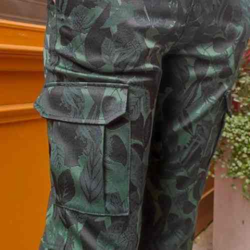 kitac-telmon-jacquard-vert-lamericana-detail-poche Le cargo Telmon de Lamericana revisité en version féminine dans un jacquard fond vert pour visualiser le détail de la poche jambe côté