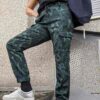 kitac-telmon-jacquard-vert-lamericana-photo-escalier Le cargo Telmon de Lamericana revisité en version féminine dans un jacquard fond vert et de profil sur une marche d'escalier