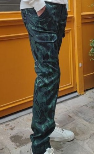Pantalon cargo pour femme de la marque Telmon de Lamericana, en tissu jacquard vert, issu d'une box couture prêt à coudre Kitac.