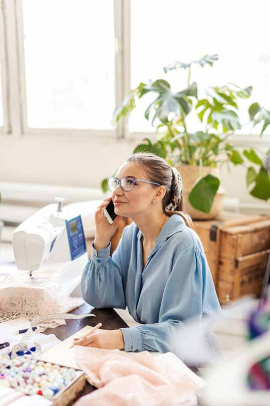 femme qui répond à une question couture et machine à coudre