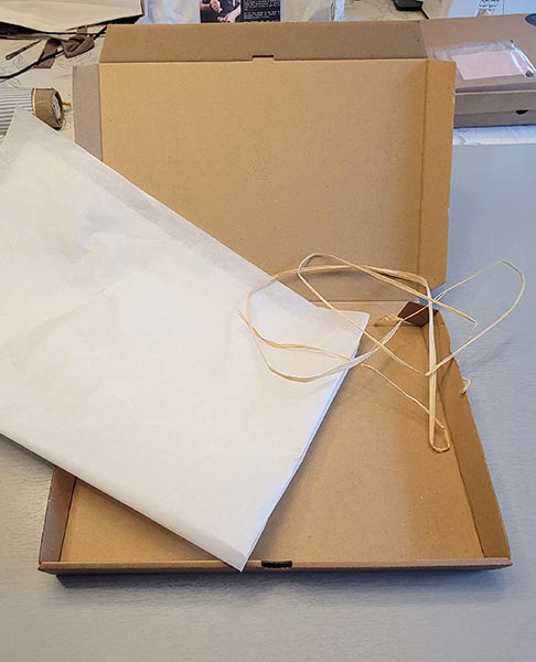 emballage eco responsable des Box Prêt à Coudre kitac, seulement un carton du papier de soie et du raphia